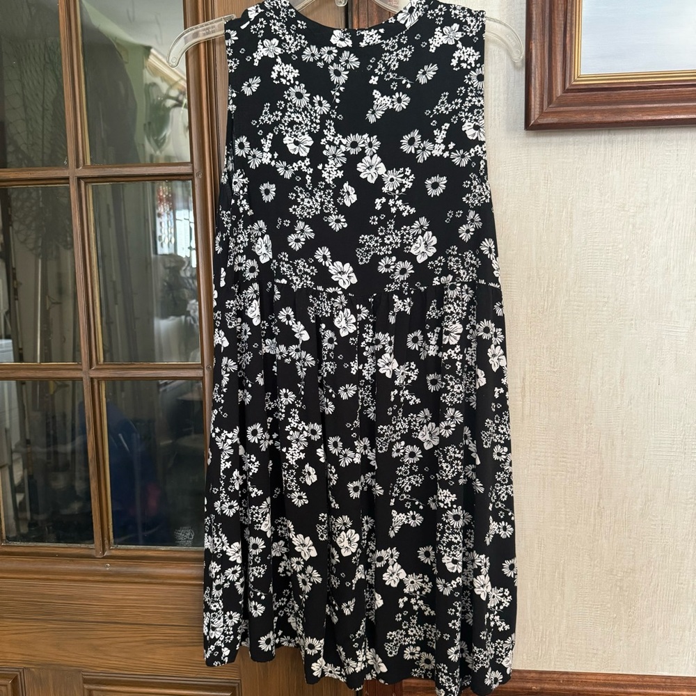 Floral Black and White Sleeveless Babydoll Dress - Picture 3 of 3